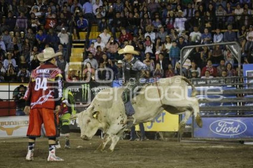 FERIA DE PUEBLA .  CUERNOS CHUECOS