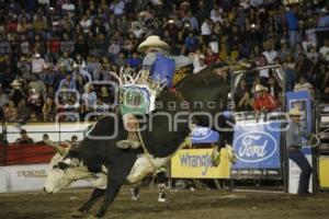 FERIA DE PUEBLA .  CUERNOS CHUECOS