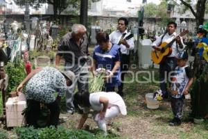 DÍA DE LAS MADRES . PANTEÓN