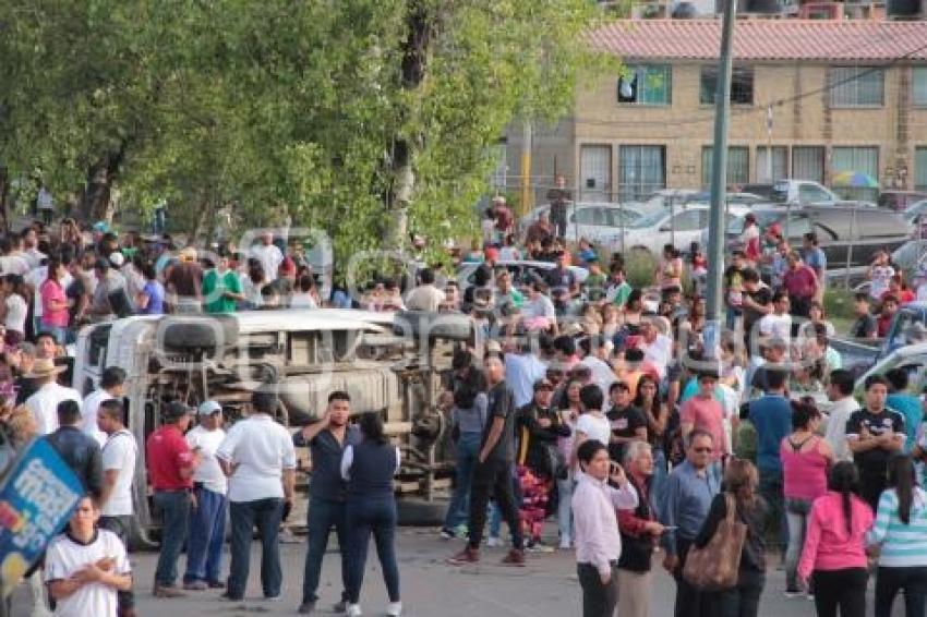 ELECCIONES . CAMIONETA CON URNAS