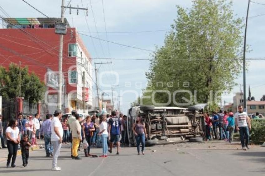 ELECCIONES . CAMIONETA CON URNAS