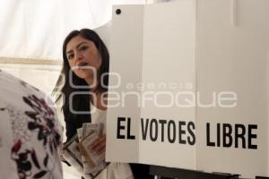 ELECCIONES . VOTO CLAUDIA RIVERA