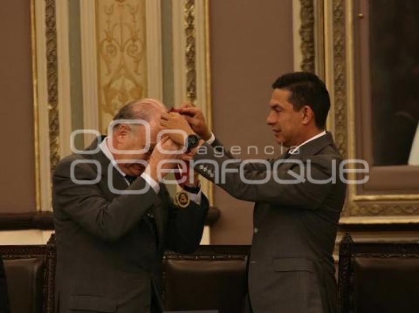 MEDALLA GABINO BARRERA . ENRIQUE KRAUZE