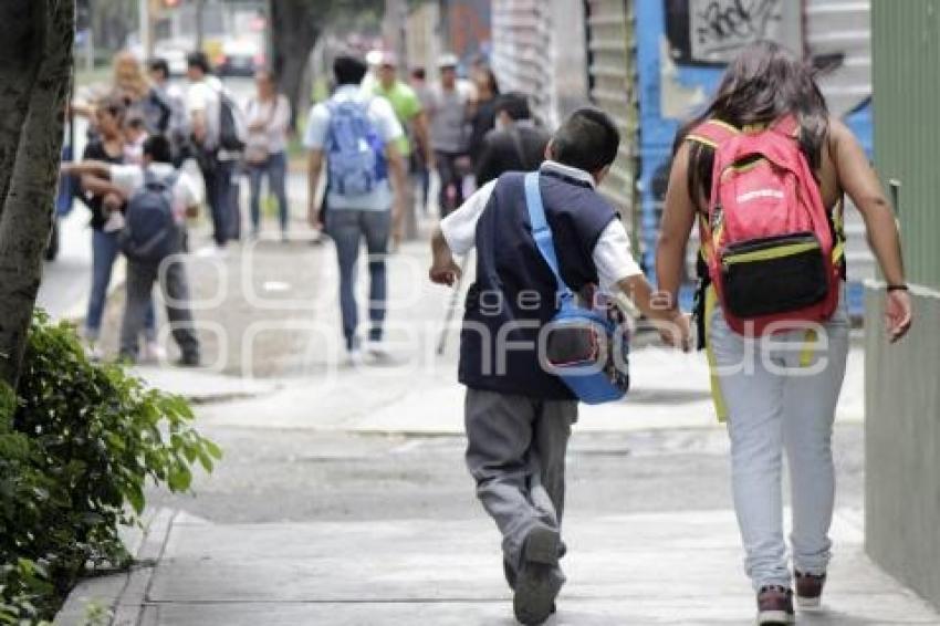 NIÑOS Y MOCHILAS