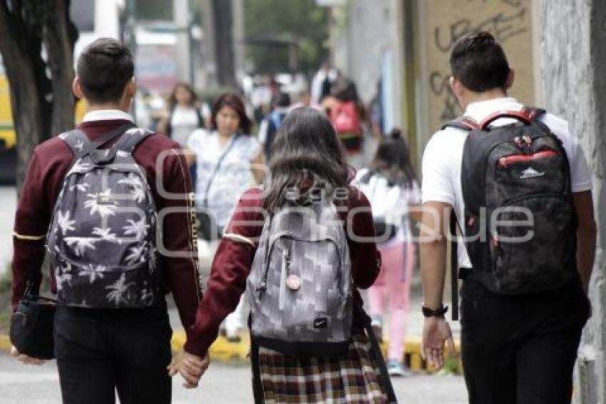 NIÑOS Y MOCHILAS