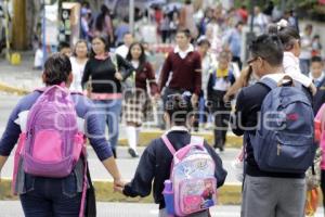 NIÑOS Y MOCHILAS