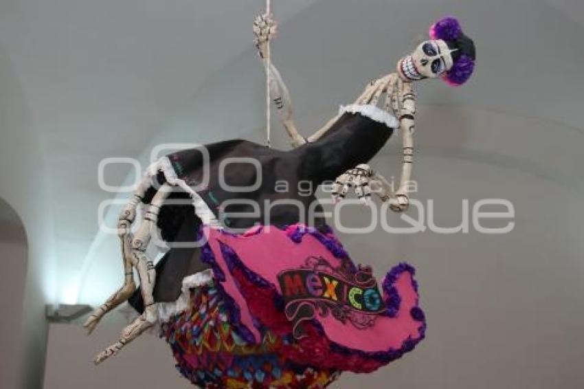 EXPOSICIÓN . DE MUERTOS Y JOLGORIOS