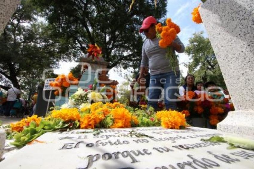 PANTEÓN . DÍA DE MUERTOS