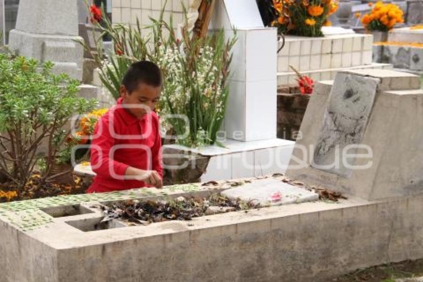 PANTEÓN . DÍA DE MUERTOS