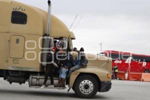 CARAVANA MIGRANTE . AUTOPISTA