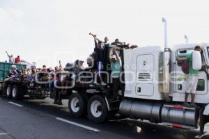 CARAVANA MIGRANTE . AUTOPISTA