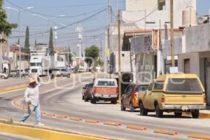 METROBUS . LÍNEA 3 . AUTOS ESTACIONADOS