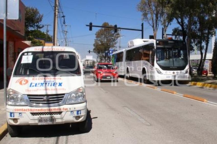 METROBUS . LÍNEA 3 . AUTOS ESTACIONADOS