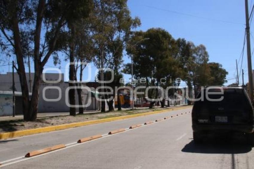 METROBUS . LÍNEA 3 . AUTOS ESTACIONADOS