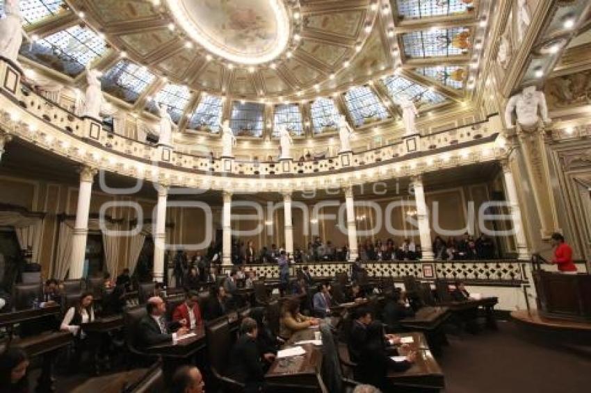 CONGRESO . ENTREGA DE INFORME