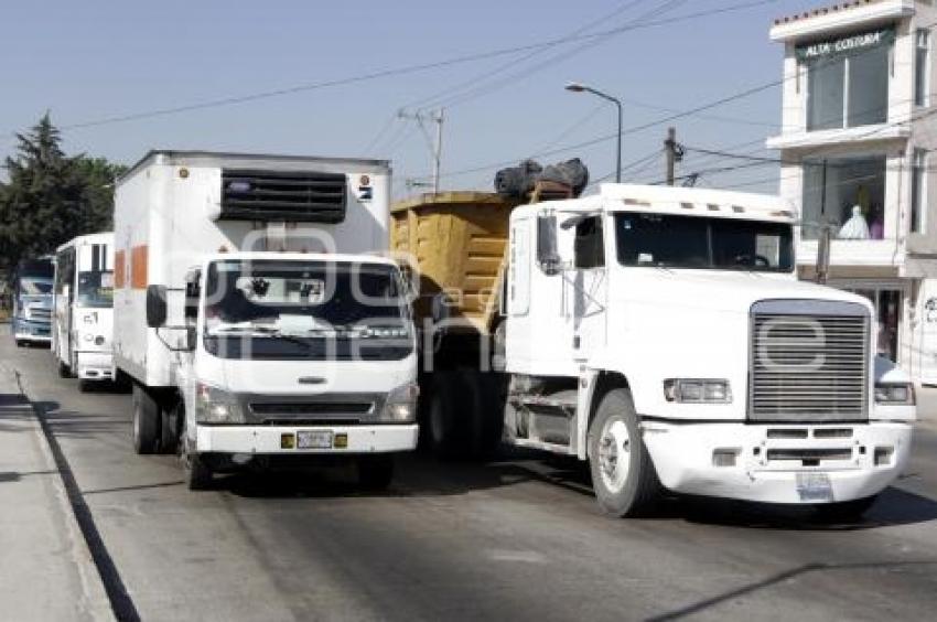 TRAFICO . CARRETERA FEDERAL A TEHUACAN