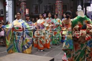 DESFILE DE KIMONOS