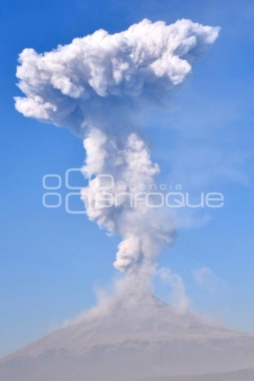 VOLCÁN POPOCATÉPETL . FUMAROLA