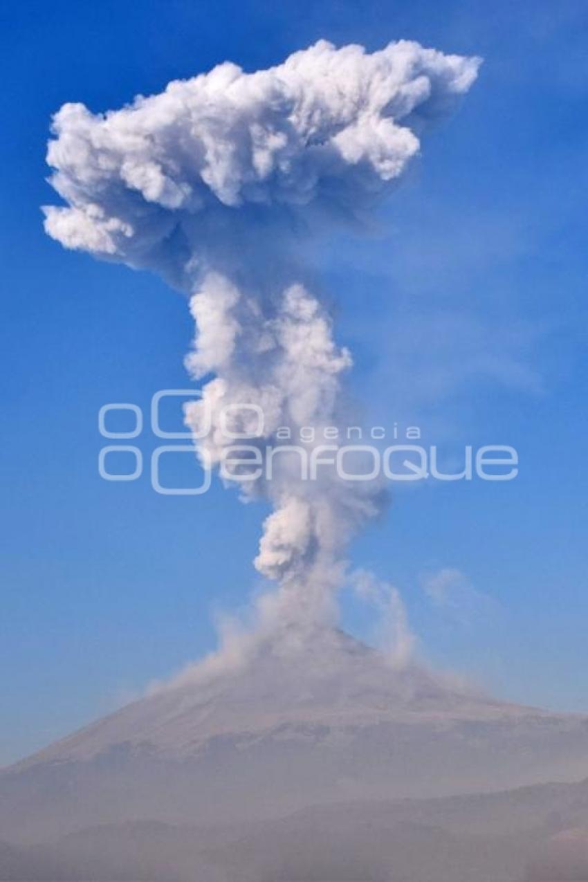 VOLCÁN POPOCATÉPETL . FUMAROLA