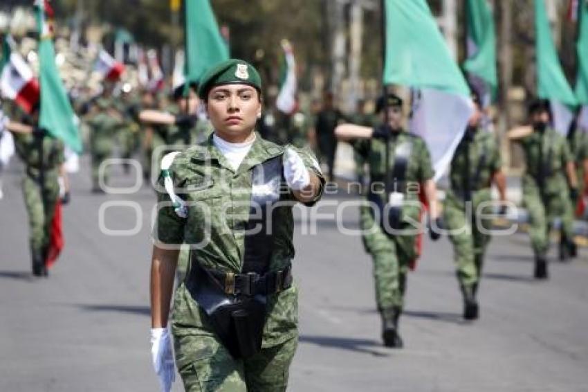 ENSAYO DESFILE 5 DE MAYO . 25 ZONA MILITAR