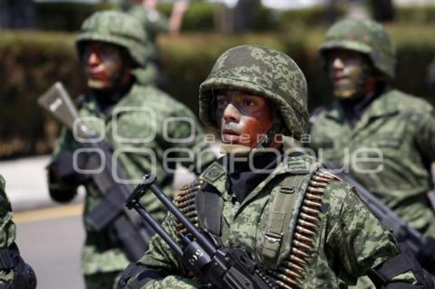 ENSAYO DESFILE 5 DE MAYO . 25 ZONA MILITAR