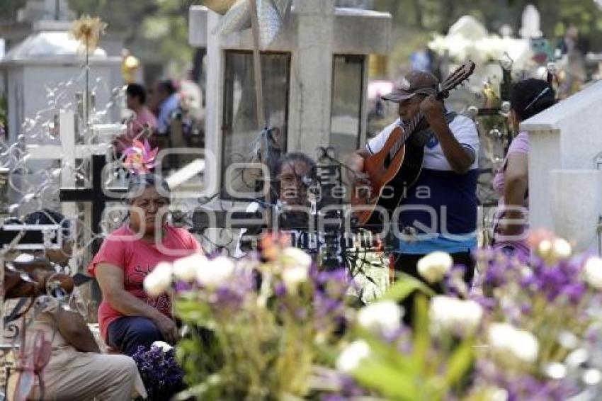 DÍA DE LA MADRE . PANTEÓN MUNICIPAL