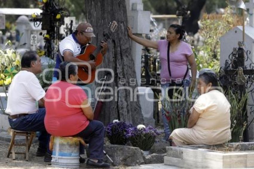 DÍA DE LA MADRE . PANTEÓN MUNICIPAL