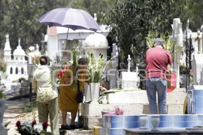 DÍA DE LA MADRE . PANTEÓN MUNICIPAL