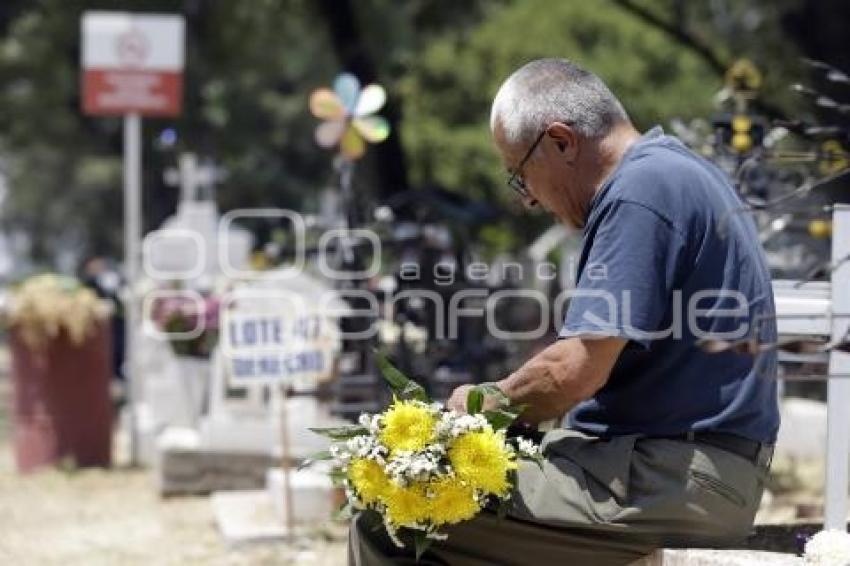 DÍA DE LA MADRE . PANTEÓN MUNICIPAL