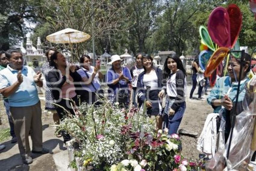 DÍA DE LA MADRE . PANTEÓN MUNICIPAL