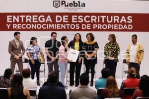 GOBIERNO MUNICIPAL . ENTREGA DE ESCRITURAS