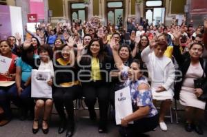 GOBIERNO MUNICIPAL . ENTREGA DE ESCRITURAS