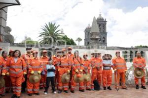 GOBIERNO MUNICIPAL .  UNIFORMES NARANJITAS