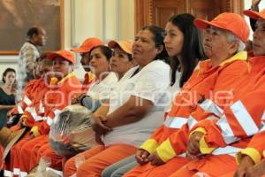 GOBIERNO MUNICIPAL .  UNIFORMES NARANJITAS