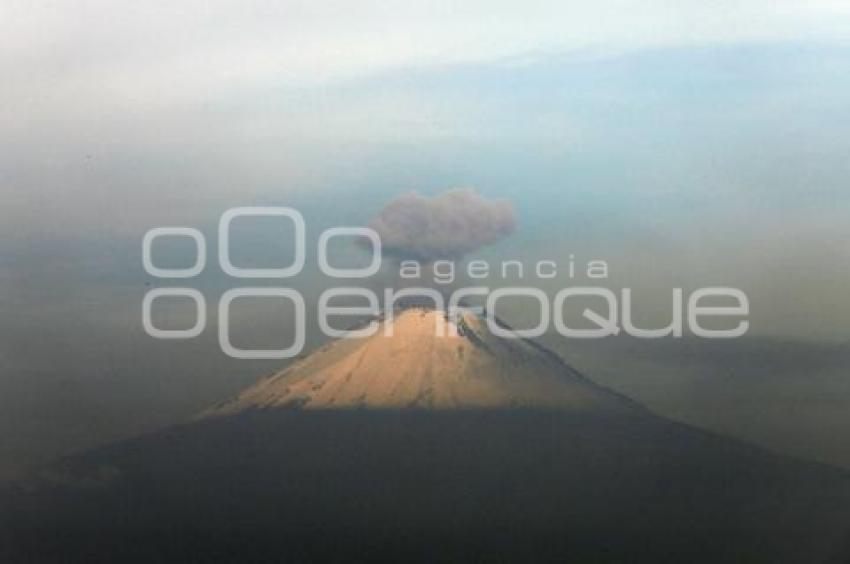 VOLCÁN POPOCATÉPETL . FUMAROLA