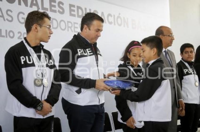 SEP . ENTREGA DE DIPLOMAS