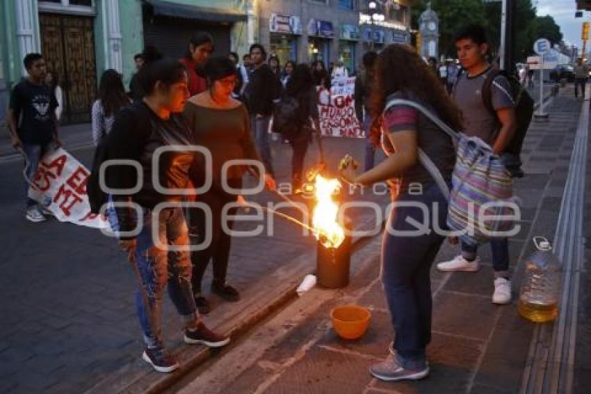 FEET . MANIFESTACIÓN DE ANTORCHAS