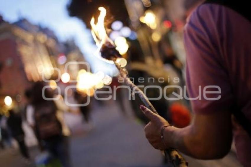 FEET . MANIFESTACIÓN DE ANTORCHAS