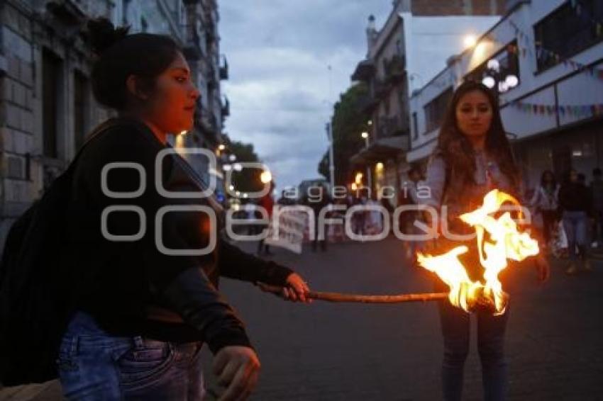 FEET . MANIFESTACIÓN DE ANTORCHAS