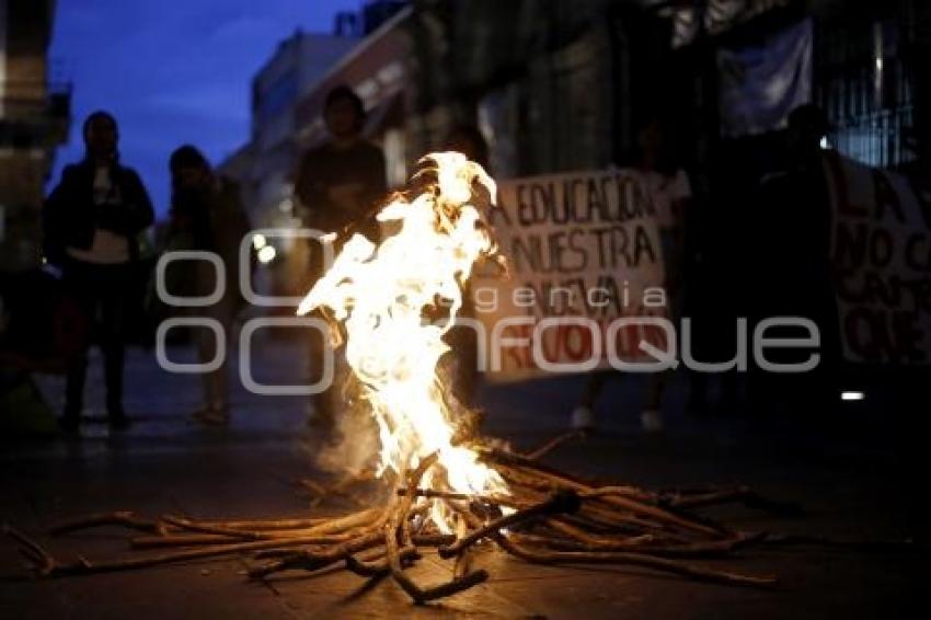 FEET . MANIFESTACIÓN DE ANTORCHAS