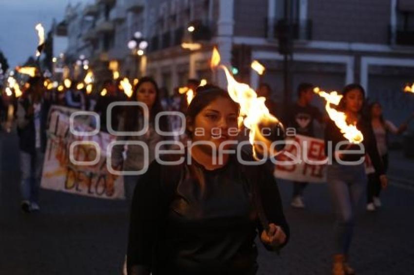 FEET . MANIFESTACIÓN DE ANTORCHAS