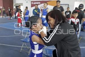 DÍA DE LA MUJER .  NIÑA BOXEADORA