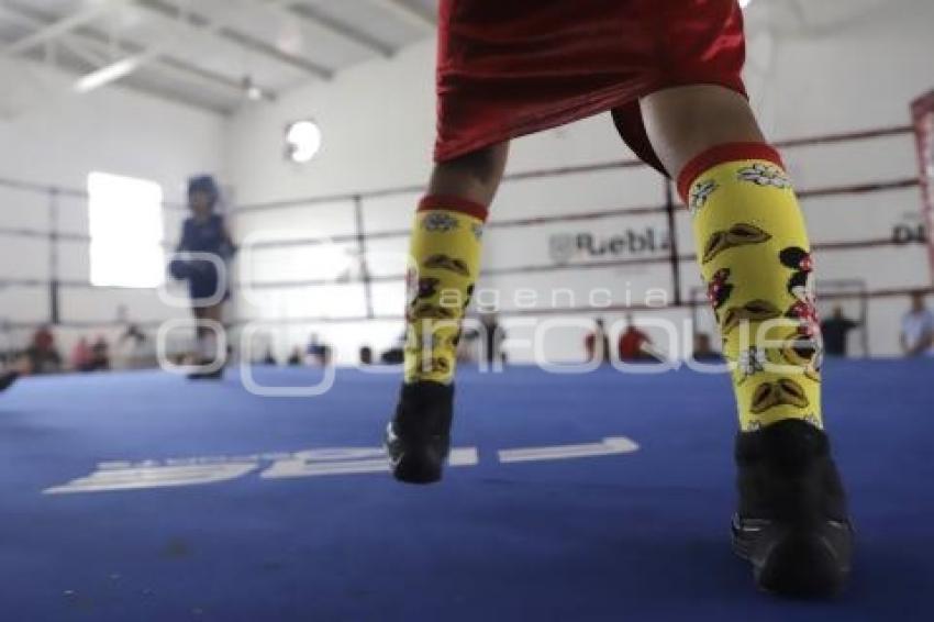 DÍA DE LA MUJER .  NIÑA BOXEADORA