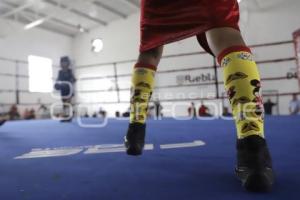 DÍA DE LA MUJER .  NIÑA BOXEADORA