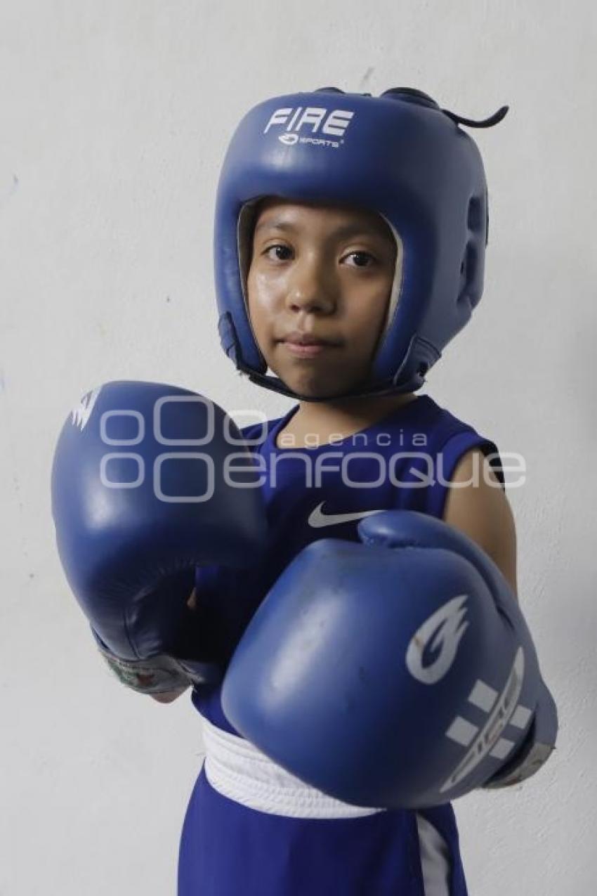 DÍA DE LA MUJER .  NIÑA BOXEADORA