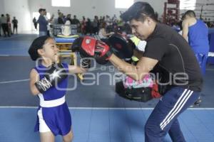 DÍA DE LA MUJER .  NIÑA BOXEADORA