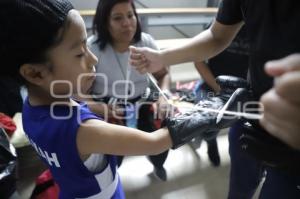 DÍA DE LA MUJER .  NIÑA BOXEADORA