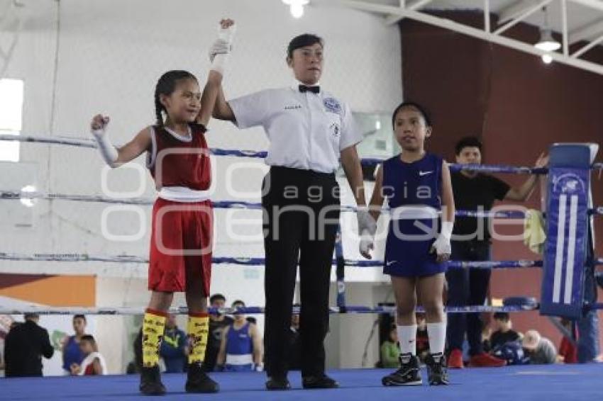 DÍA DE LA MUJER .  NIÑA BOXEADORA