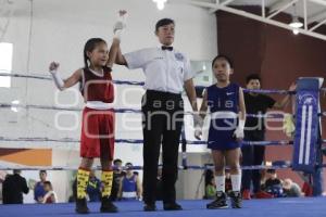 DÍA DE LA MUJER .  NIÑA BOXEADORA