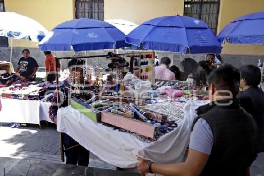 COMERCIANTES CALLEJÓN JOHN LENNON